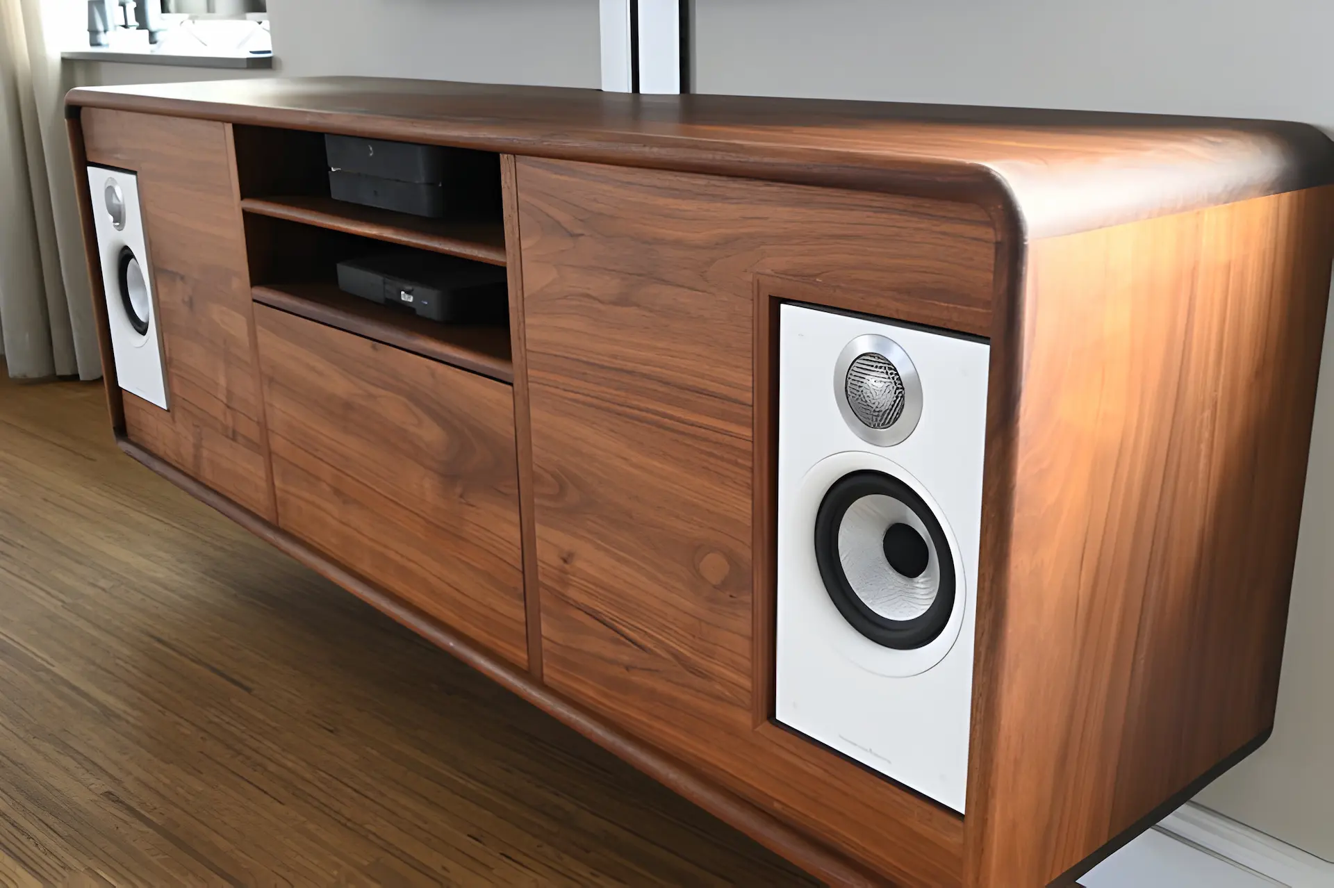 Zijaanzicht van walnoot tv-meubel met wit speakerpaneel | Rond afgewerkt meubel met moderne audio-integratie